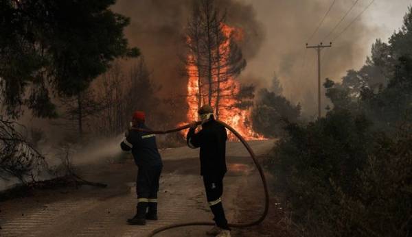Μεγάλη πυρκαγιά στην Κάρυστο Ευβοίας – Εκκενώθηκαν δύο οικισμοί (βίντεο)
