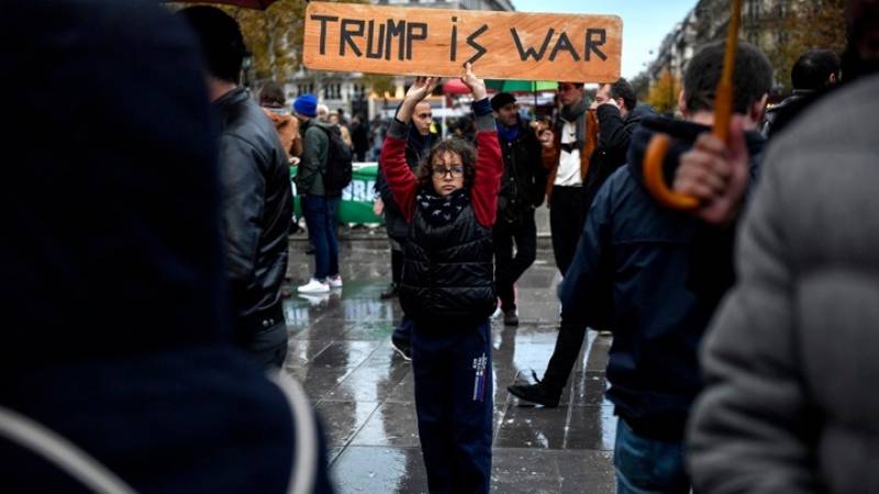 Πάνω από 1.500 διαδηλωτές στο Παρίσι κατά του Τραμπ