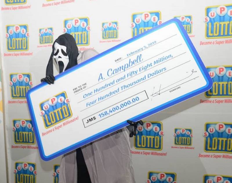 Τζαμάικα: Κέρδισε 1,2 εκατ. στο ΛΟΤΤΟ και πήγε να τα παραλάβει... φορώντας μάσκα Scream (Βίντεο)