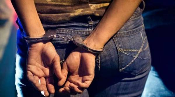 Σύλληψη 27χρονης για κλοπή 2.300 ευρώ στην Καλαμάτα
