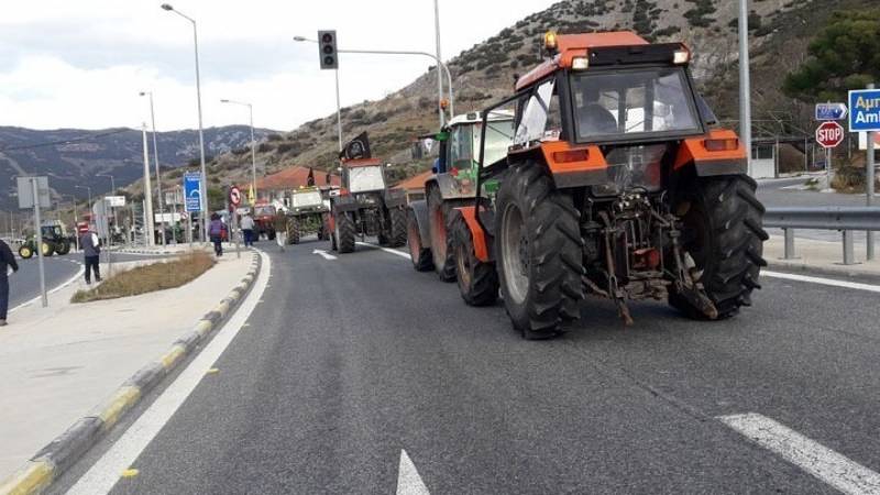 Αγρότες απέκλεισαν την εθνική οδό Θεσσαλονίκης-Σερρών