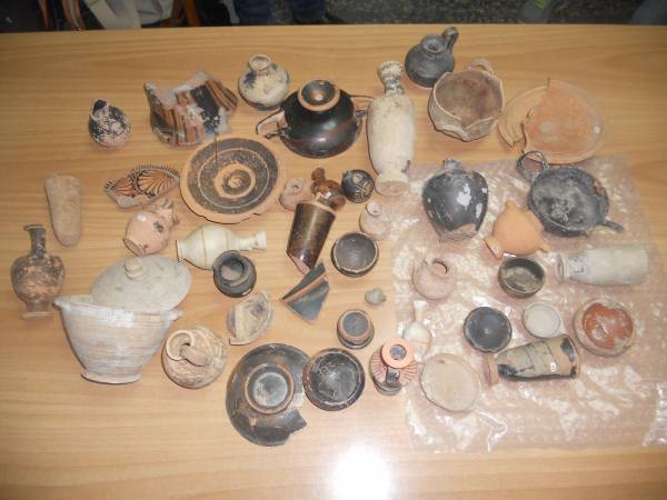 Αρχαία και όπλα βρέθηκαν σε αποθήκη στο Λουτράκι - 2 συλλήψεις
