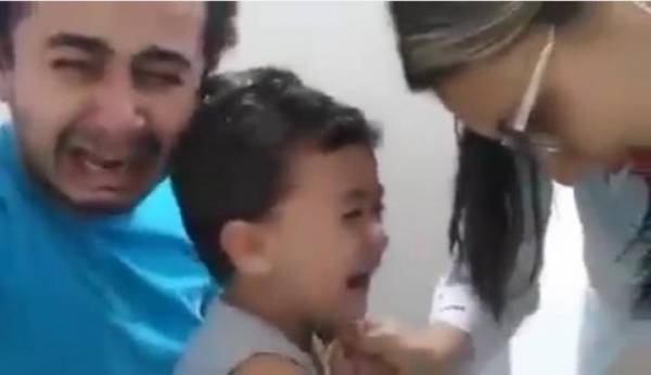 Το σπαρακτικό κλάμα του πατέρα, όταν κλαίει ο γιος του, που του παίρνουν αίμα (βίντεο)