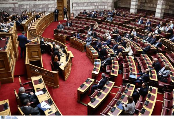 Μετωπική σύγκρουση κυβέρνησης – αντιπολίτευσης για την πρόταση δυσπιστίας: Συνεχίζεται η συζήτηση στη Βουλή (βίντεο)