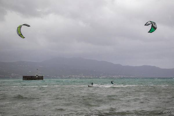Kite surfing στην Παραλία της Καλαμάτας (βίντεο-φωτογραφίες)
