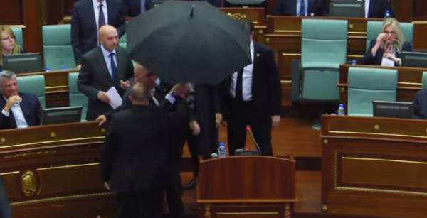 Βουλευτές έριξαν αυγά στον πρωθυπουργό του Κοσόβου μέσα στη Βουλή (βίντεο)