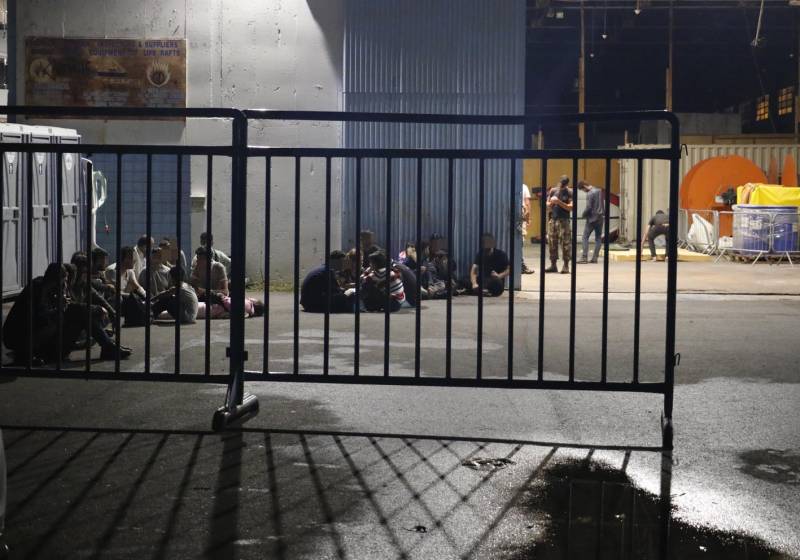 60 μετανάστες και πρόσφυγες στην Καλαμάτα - &quot;Λουκέτο&quot; στις αποθήκες του λιμανιού προανήγγειλε ο Αθανασόπουλος (βίντεο)