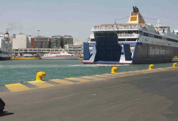 Πρόσκρουση δύο επιβατηγών πλοίων στο λιμάνι του Πειραιά