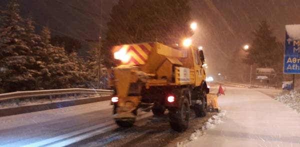 Καιρός: Eντονη χιονόπτωση στη Μαλακάσα - Στους δρόμους αλατιέρες και εκχιονιστικά (βίντεο)