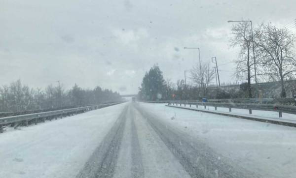 Πυκνή χιονόπτωση σε τμήμα του αυτοκινητοδρόμου Κόρινθος - Τρίπολη - Καλαμάτα