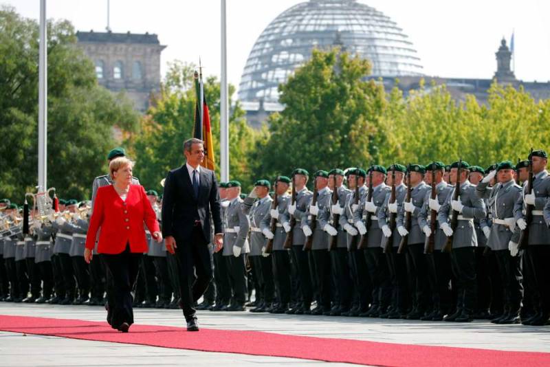 Συνάντηση Μέρκελ-Μητσοτάκη στο Βερολίνο - Υποδοχή με στρατιωτικές τιμές (Βίντεο)