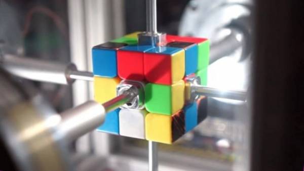 Ρομπότ έλυσε τον κύβο του Ρούμπικ σε μόνο 0,38 δευτερόλεπτα! (Βίντεο)
