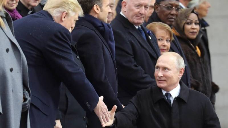Χειραψία Πούτιν και Τραμπ στην Αψίδα του Θριάμβου
