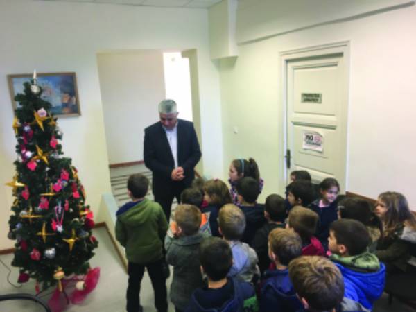 Παιδιά από το 2ο Δημοτικό Σχολείο στόλισαν το δέντρο στο Δημαρχείο Πύλου