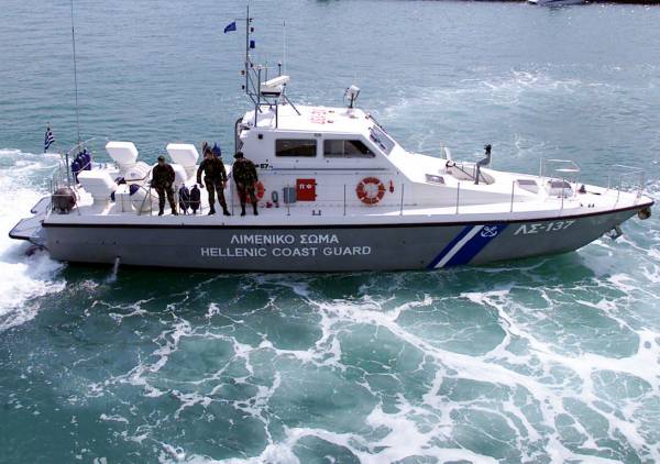 Πλοίο με λαθρομετανάστες ανοιχτά της Μεθώνης