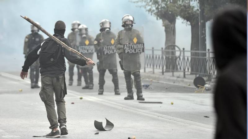 Επεισόδια στο μαθητικό συλλαλητήριο στο κέντρο της Αθήνας