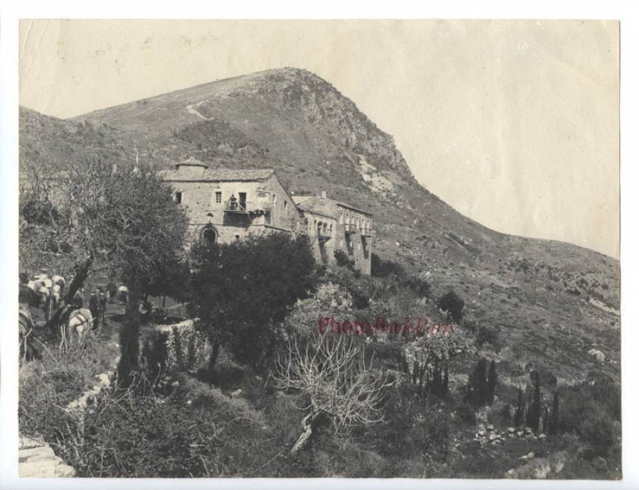 που χρονολογούνται στις αρχές των τριάντα