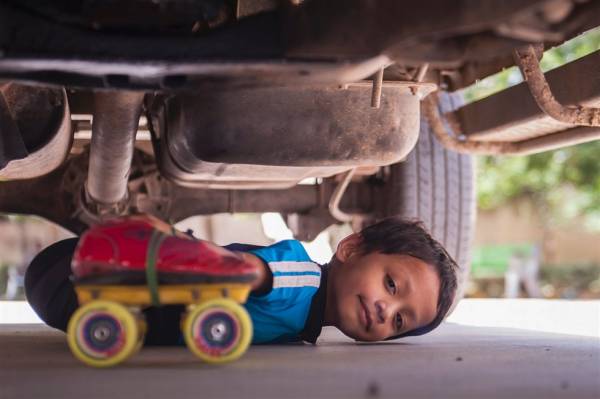 Ο 6χρονος που κάνει skate κάτω από αυτοκίνητα (βίντεο και φωτογραφίες)