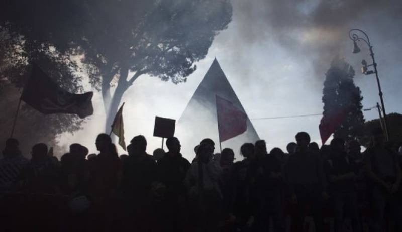 Δεκάδες χιλιάδες διαδήλωσαν στο Τορίνο κατά της σιδηροδρομικής σύνδεσης με τη Λιόν
