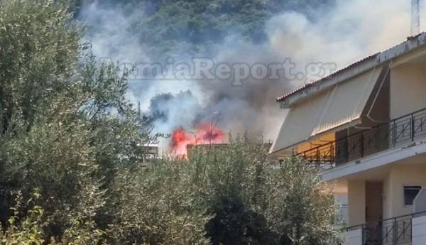 Νέα πυρκαγιά μαίνεται κοντά σε σπίτια στα Καμένα Βούρλα