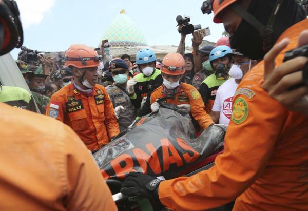 Ινδονησία: Στους 131 οι νεκροί από τον φονικό σεισμό των 7 Ρίχτερ