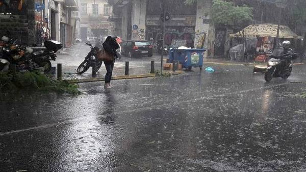 Ισχυρή βροχόπτωση με χαλάζι πλήττει τη Θεσσαλονίκη