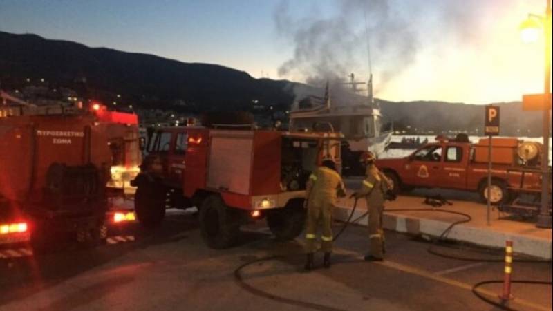 Δύο ελαφρά τραυματίες από πυρκαγιά σε πλοίο στον Πόρο