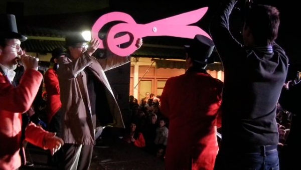 Ο Νίκας κόβει την κορδέλα στο... καρναβάλι της Καλαμάτας (Βίντεο)