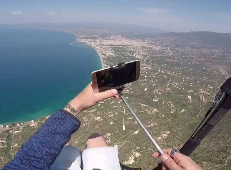 ΒΙΝΤΕΟ: Viral η πτώση κινητού από αλεξίπτωτο πλαγιάς στην Καλαμάτα