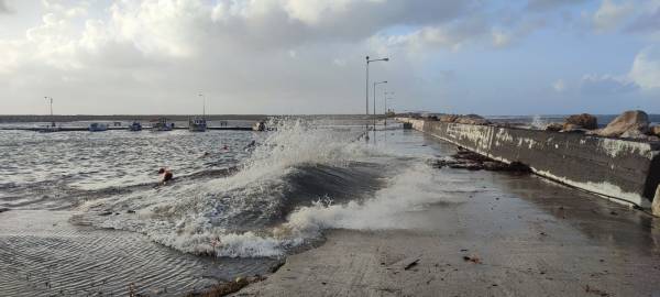 Τραγωδία στην Κυπαρισσία: Γυναίκα παρασύρθηκε από κύματα και πνίγηκε στο λιμάνι