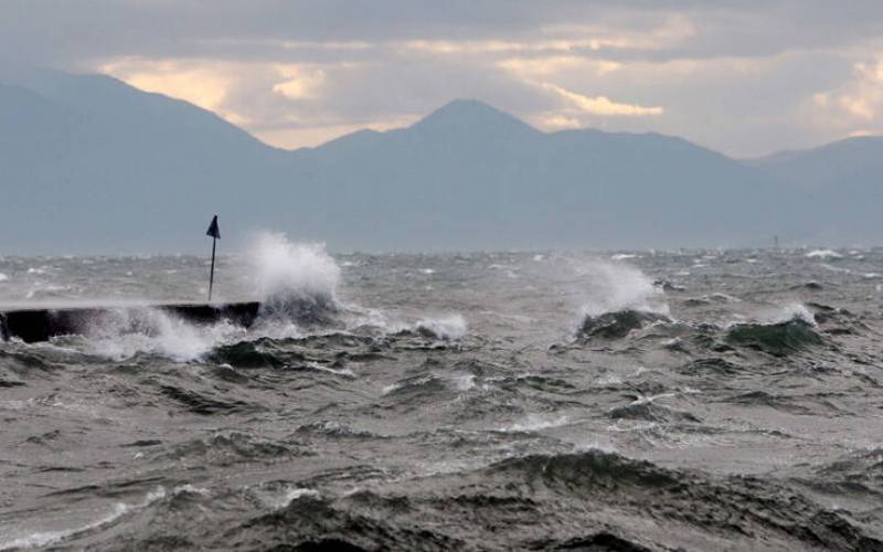 Προβλήματα από τους ισχυρούς ανέμους στη Θεσσαλονίκη - Βροχοπτώσεις σε Πιερία και Ημαθία