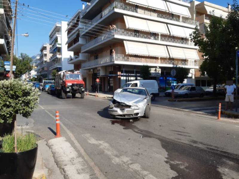 Καλαμάτα: Σφοδρή σύγκρουση αυτοκινήτων Μακεδονίας &amp; Θεμιστοκλέους