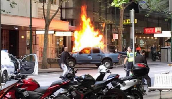 Μελβούρνη: Επίθεση με μαχαίρι και φλεγόμενο αυτοκίνητο - Πολλοί τραυματίες