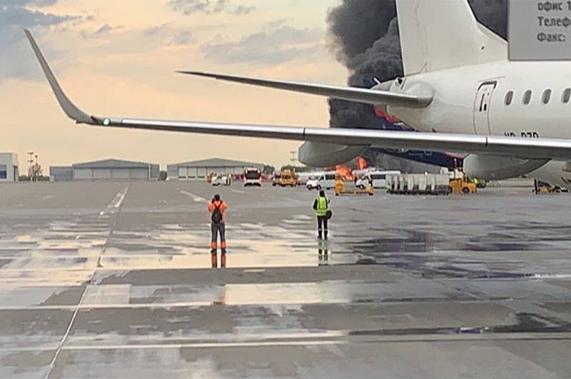 Επιβάτες λένε πως το αεροσκάφος στη Μόσχα χτυπήθηκε από κεραυνό
