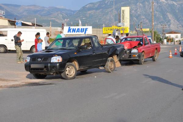 Καλαμάτα: Τροχαίο με αγροτικά αυτοκίνητα στην οδό Αθηνών