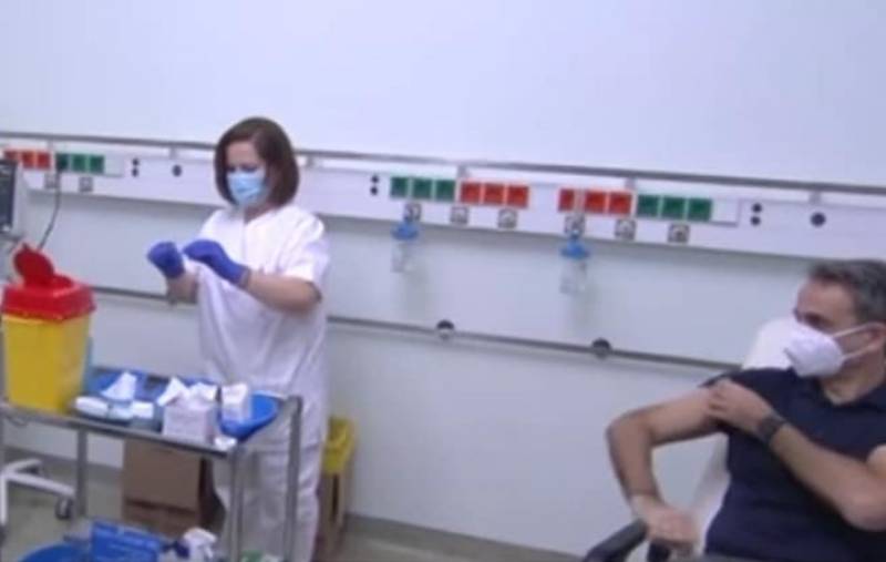 Κορονοϊός - εμβόλιο: Νοσηλεύτρια απαντά στους συνωμοσιολόγους για τον «ορό στο φιαλίδιο»