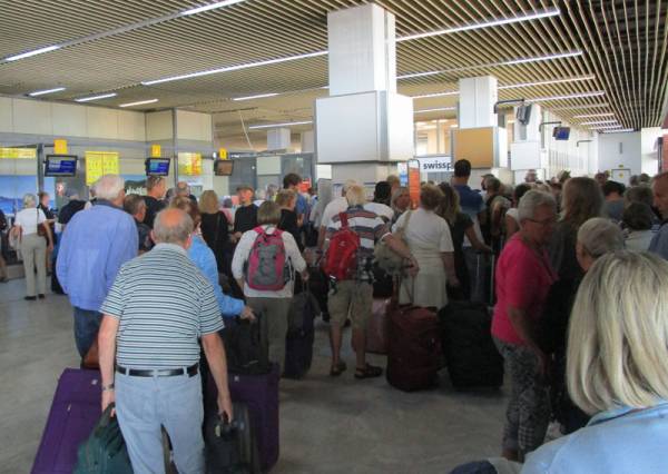 Τούρκοι με πλαστές ταυτότητες στο αεροδρόμιο Καλαμάτας 
