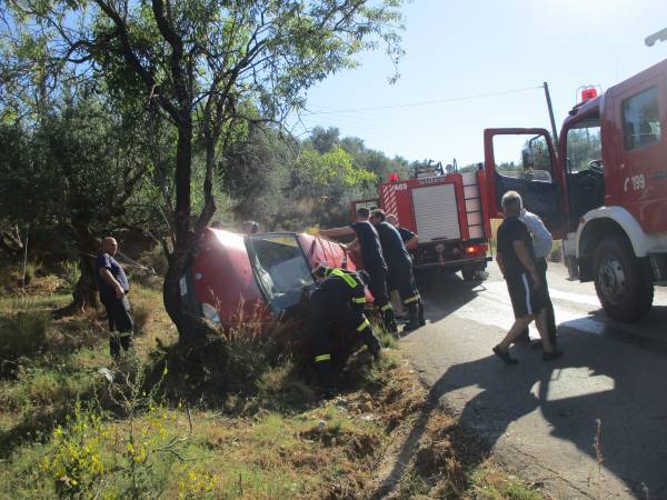 Καλαμάτα: Έπεσε με το αυτοκίνητο της πάνω σε δένδρο