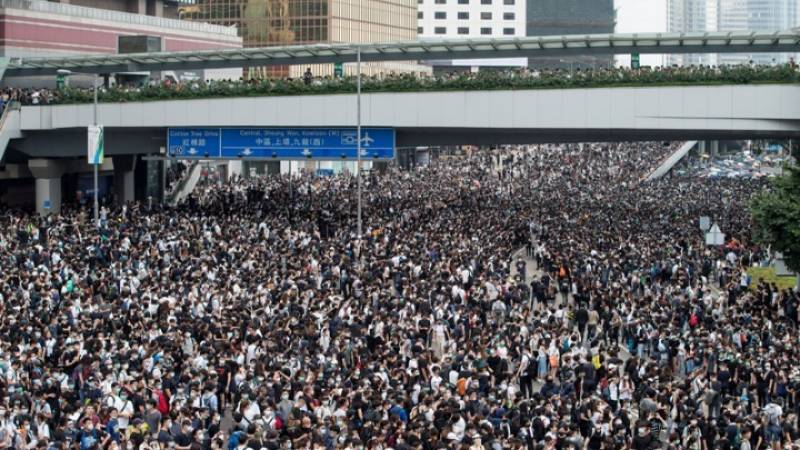 Χονγκ Κονγκ: Διαδηλωτές απέκλεισαν τις δύο σημαντικότερες οδικές αρτηρίες του κέντρου