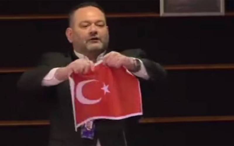 Ο Γιάννης Λαγός έσκισε την τουρκική σημαία στο Ευρωκοινοβούλιο (Βίντεο)