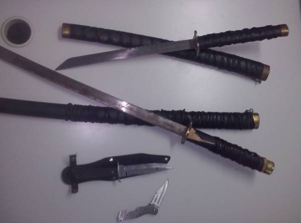 Σύλληψη νεαρού με ξίφη και μαχαίρια στη Σπάρτη