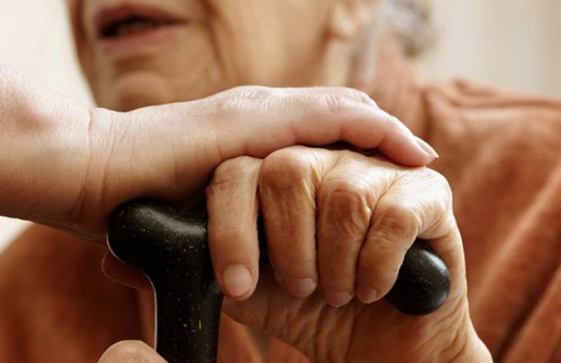 Ερευνα: Όσο πιο σωματικά αδρανής μένει μια ηλικιωμένη, τόσο αυξάνεται ο καρδιαγγειακός κίνδυνος
