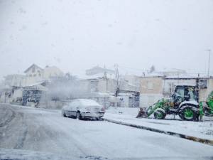 Στο οδικό δίκτυο Αρκαδίας και Κορινθίας παραμένουν προβλήματα από το χιονιά