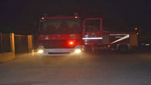 Θεσσαλονίκη: Άγνωστοι έβαλαν φωτιά σε πέντε οχήματα του υπ. Ανάπτυξης