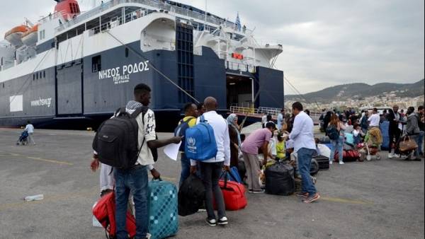 Aλλοι 400 πρόσφυγες αναχωρούν με το πλοίο για τον Πειραιά