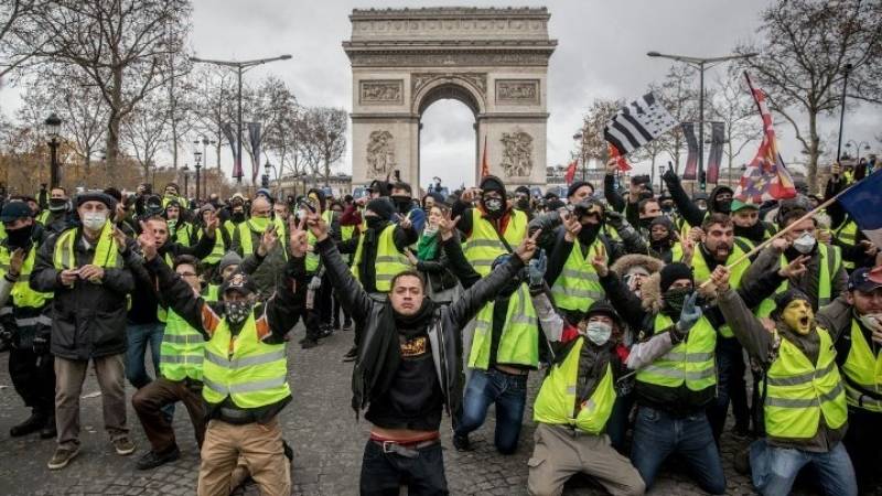 Παρίσι: Τα &quot;κίτρινα γιλέκα&quot; επιμένουν παρά τις εσωτερικές διαιρέσεις