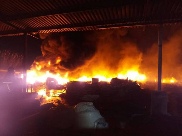 Μεσσηνία: Μεγάλη πυρκαγιά σε βενζινάδικο στο Πεταλίδι