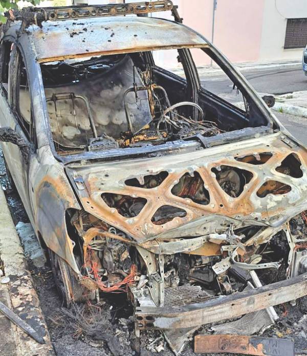 Φωτιά σε παρκαρισμένο αυτοκίνητο στην Κυπαρισσία