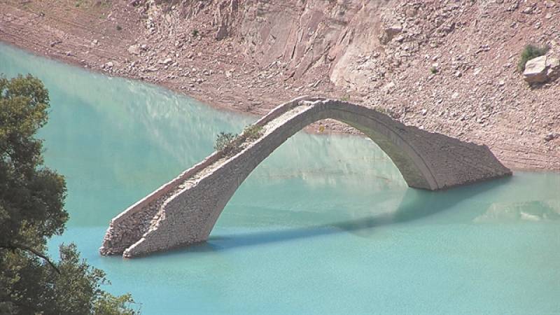 Ετοιμο να καταρρεύσει πετρόκτιστο γεφύρι 360 χρόνων στην Ευρυτανία (Φωτογραφίες)