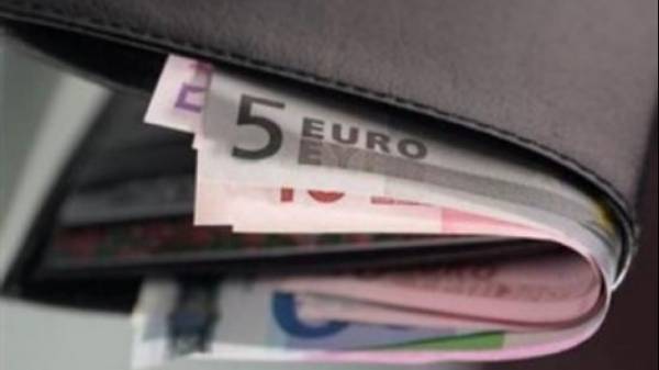 2 νεαρές πήραν 5.400 ευρώ από ηλικιωμένο στο Μάραθο